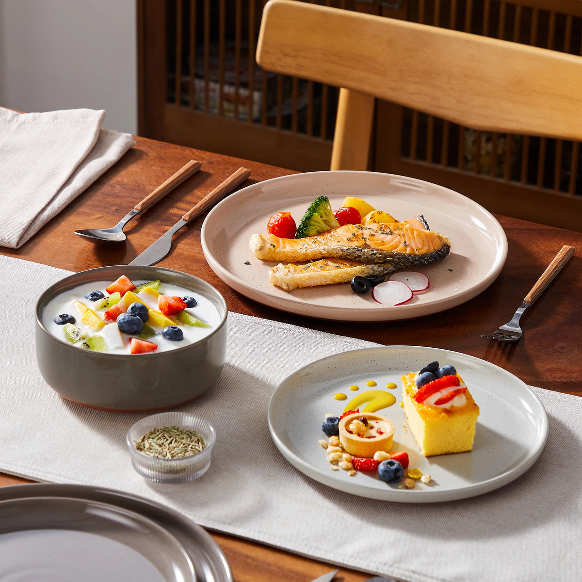 MALACASA TARA Stoneware Dinnerware Set With Curved Edge Design